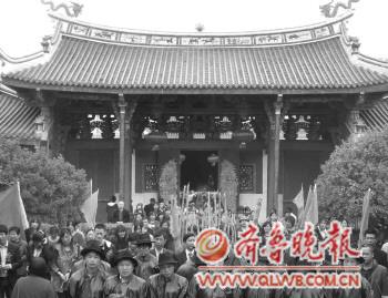 2011年妈祖节当天,近千市民同祈福。(资料片)